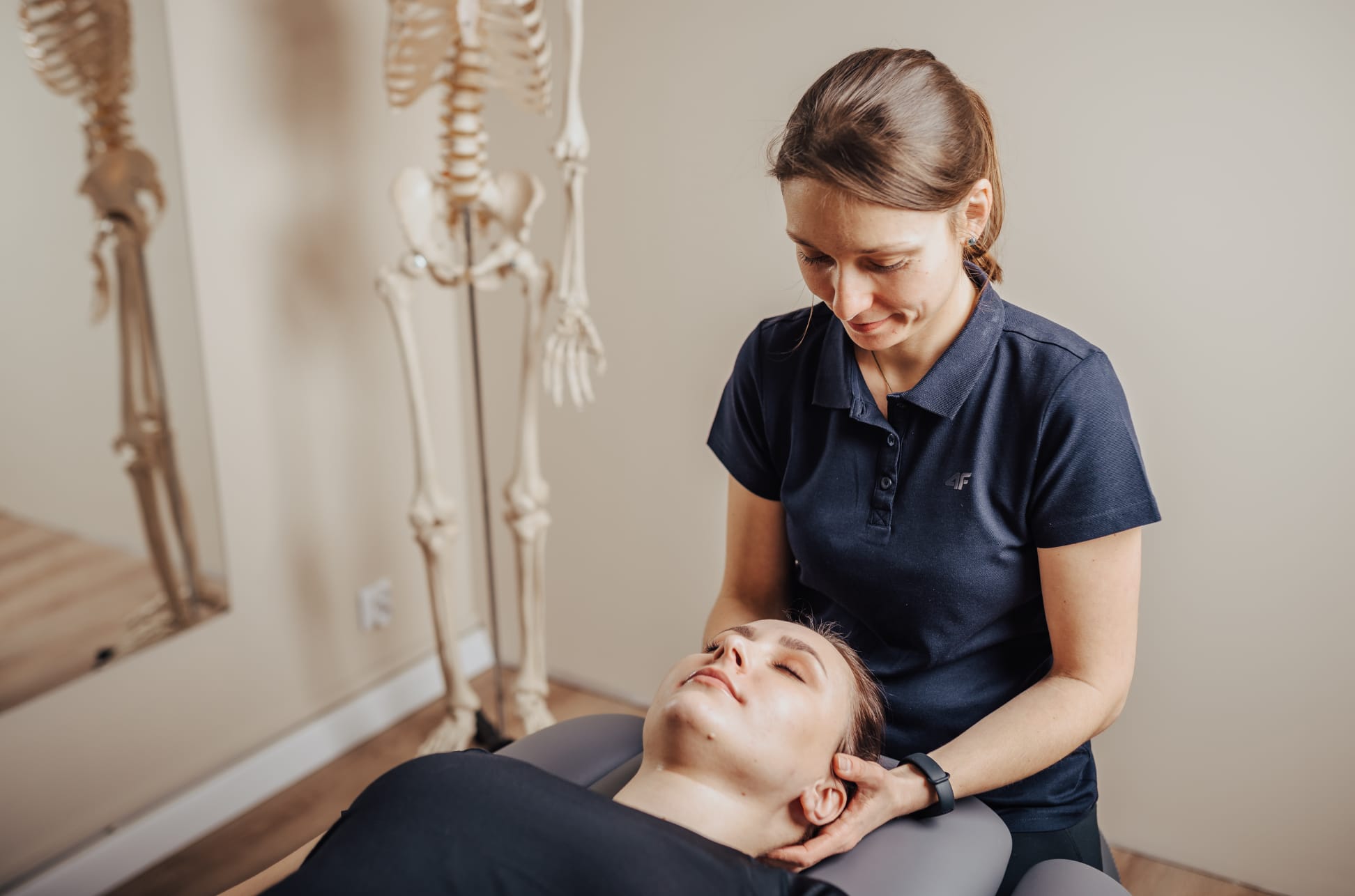 The boss of Fizjoklucz company is working with her patient.